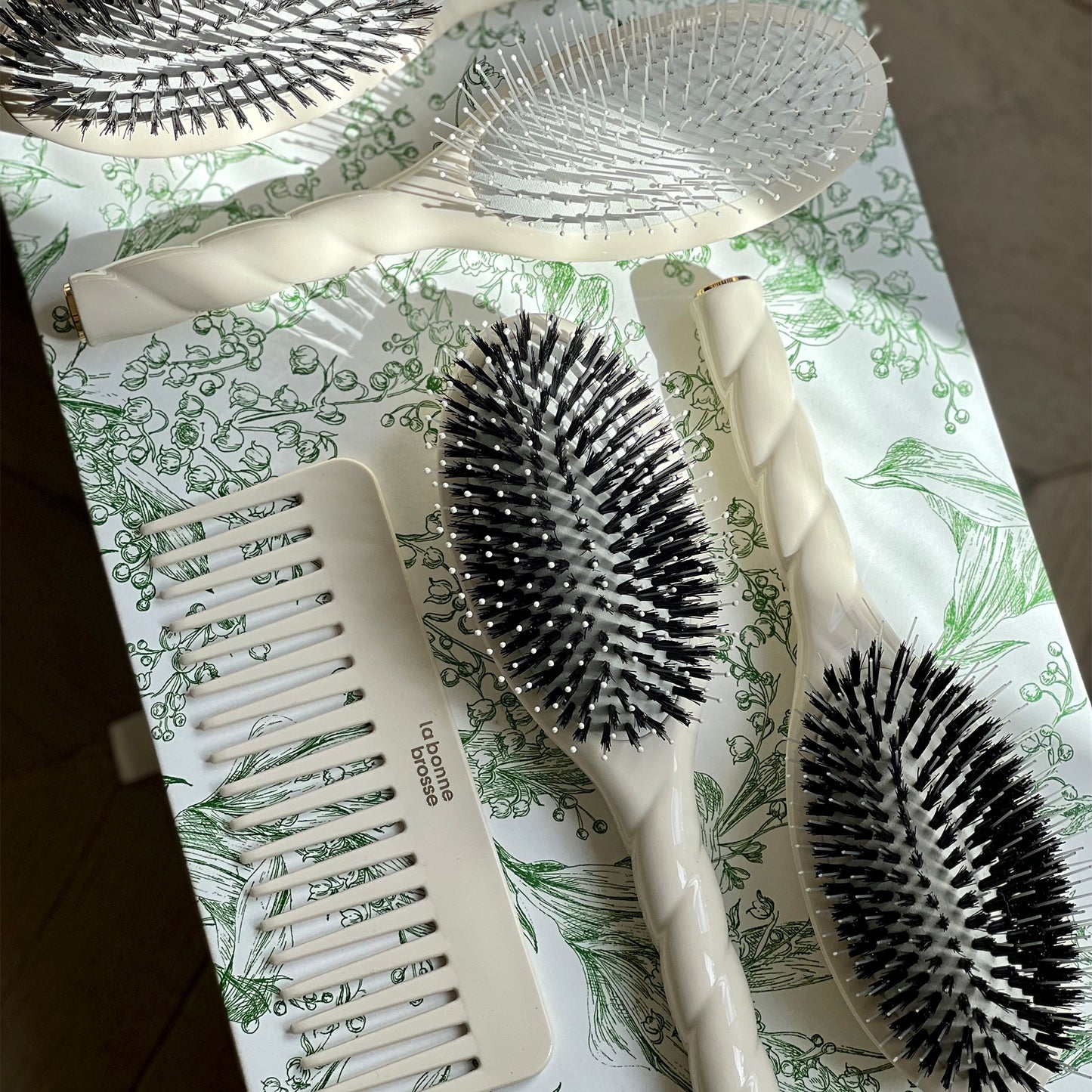 Large Brush N.02 The Care & Detangling HairBrush