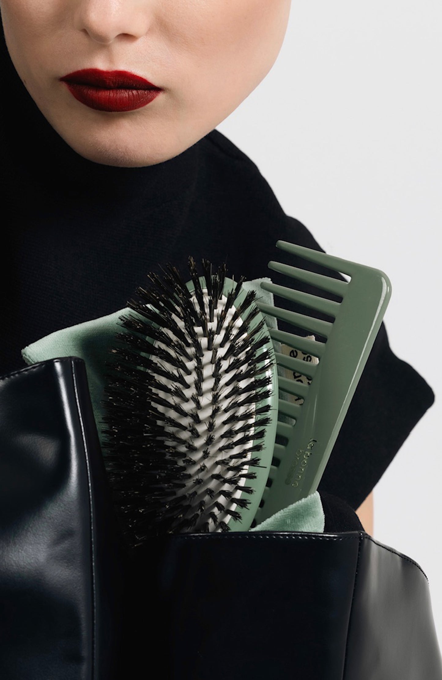 N.01 The Shine & Care Hairbrush The Universal Sage Green