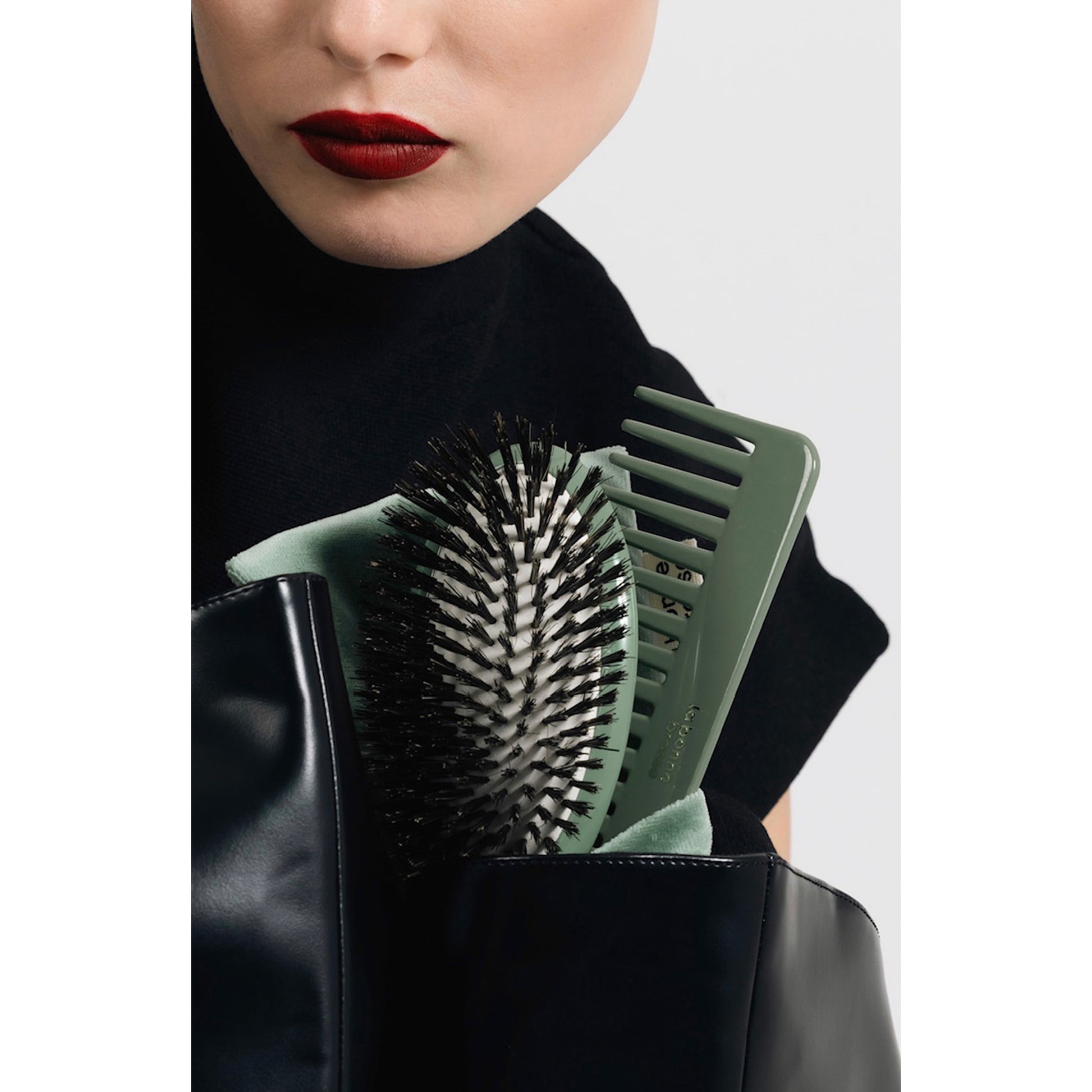 N.01 The Shine & Care Hairbrush The Universal Sage Green