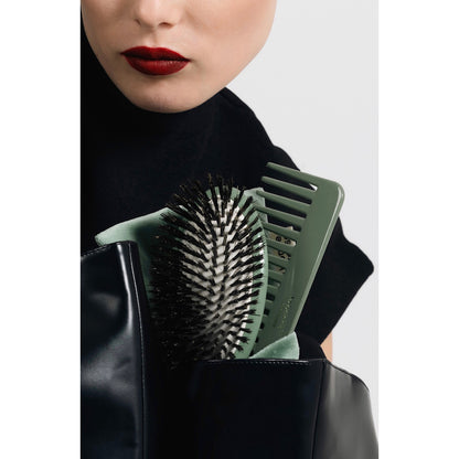 N.01 The Shine & Care Hairbrush The Universal Sage Green