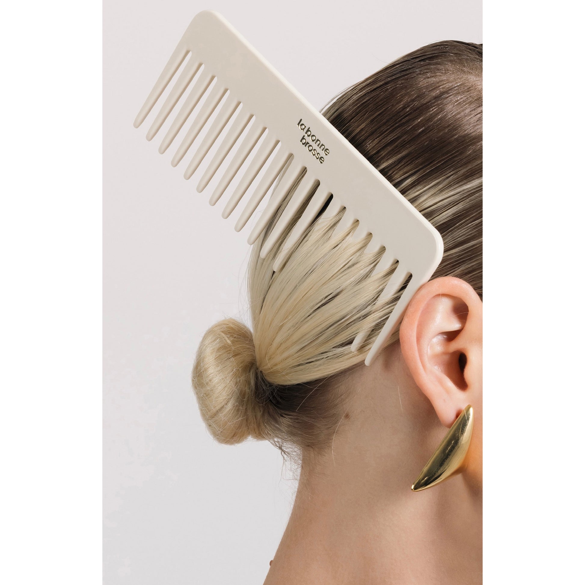 The Large Detangling Comb in Acetate Creamy White
