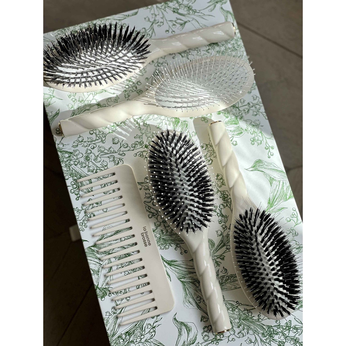 N.04 Large brush Creamy white