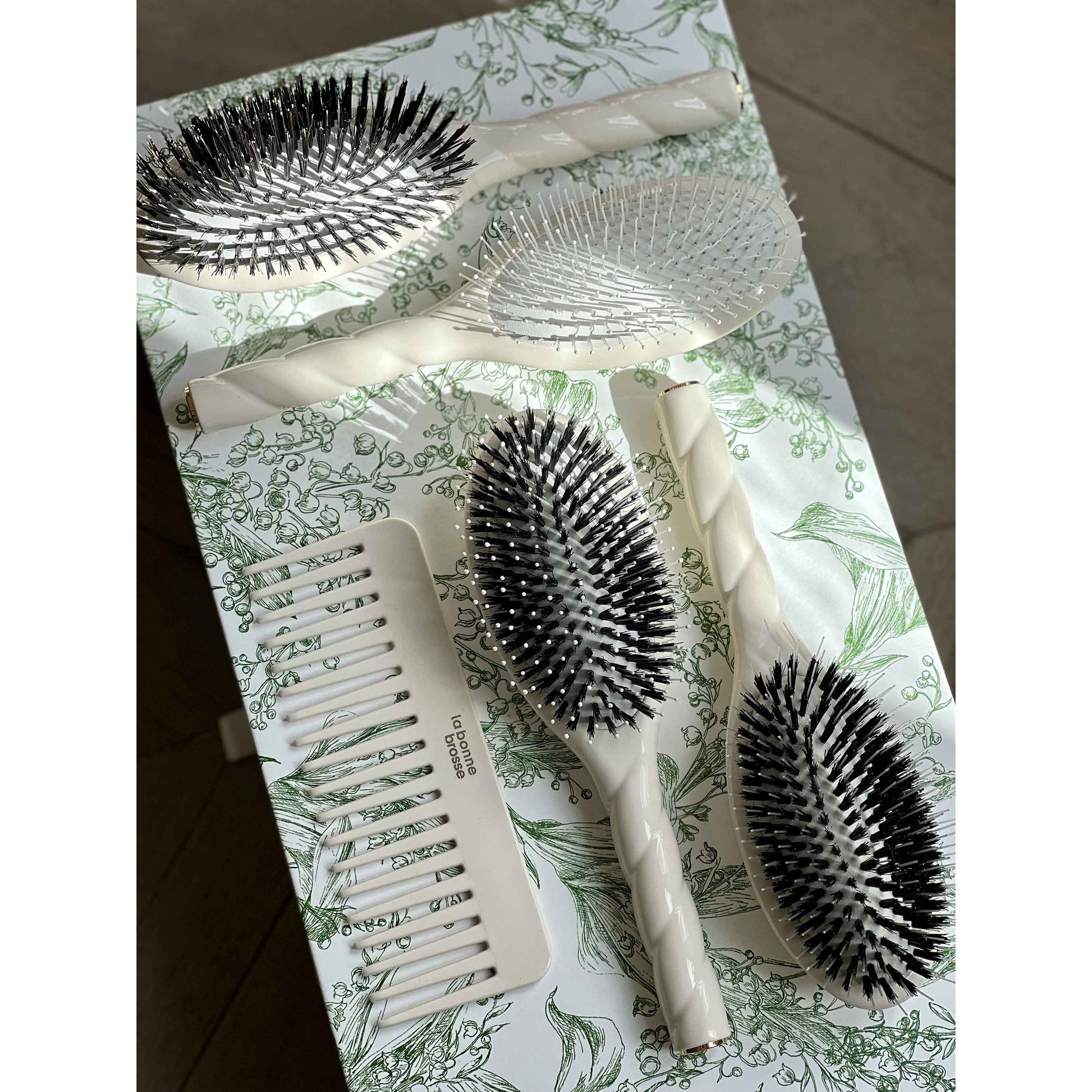 N.04 Large brush Creamy white