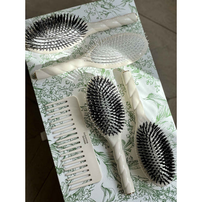 N.04 Large brush Creamy white